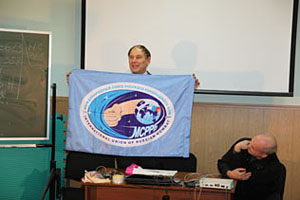 А.А. Половинкин демонстрирует флаг МСРРБ, который побывал на вершине Эльбруса.