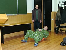 А.И. Скудный демонстрирует упражнение с мячом